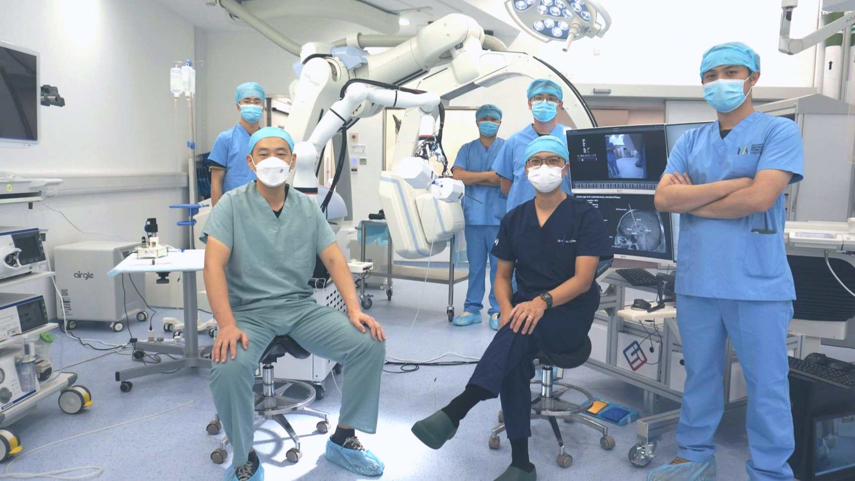 微创柔性手术机器人MicroNeuro成功完成国际首例深位颅内活检手术人体实验