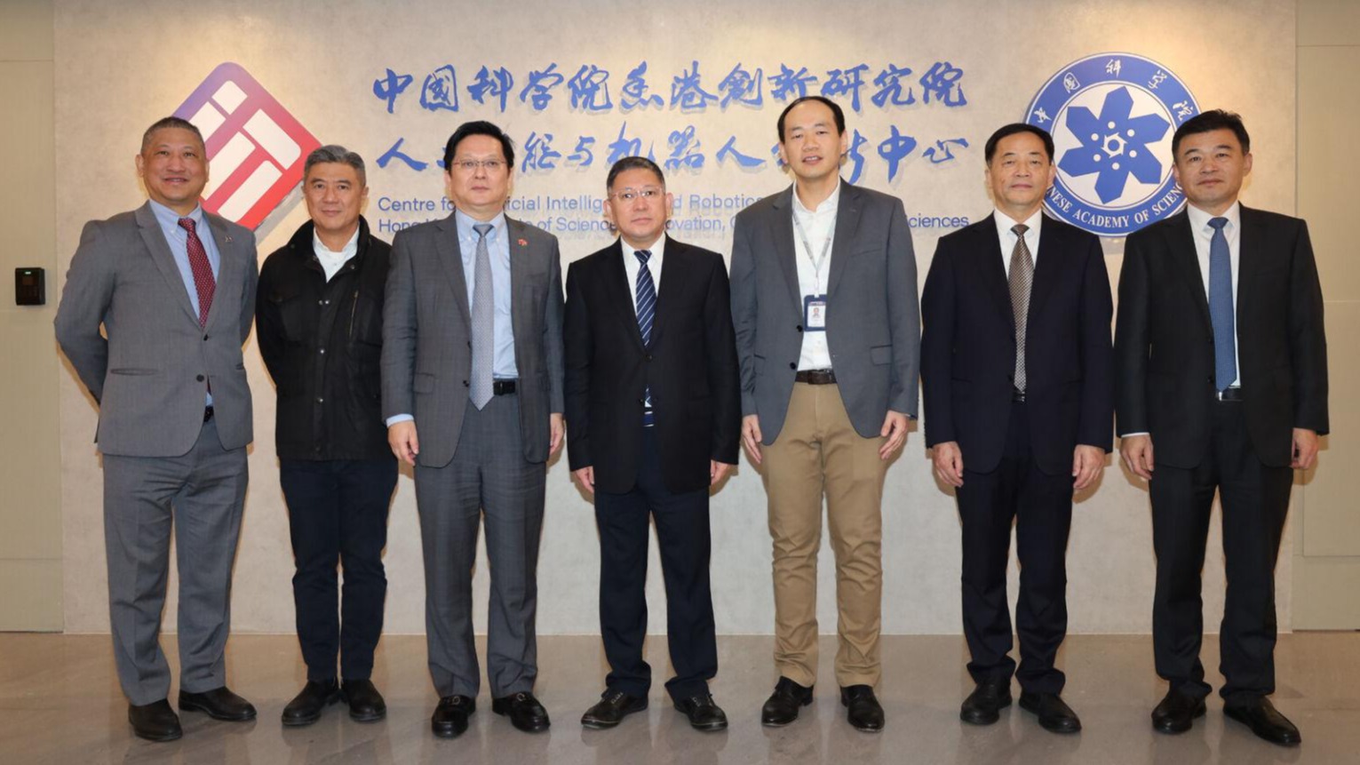 山东省副省长周立伟参观中国科学院香港院AI与机器人中心，旨在加强科技合作