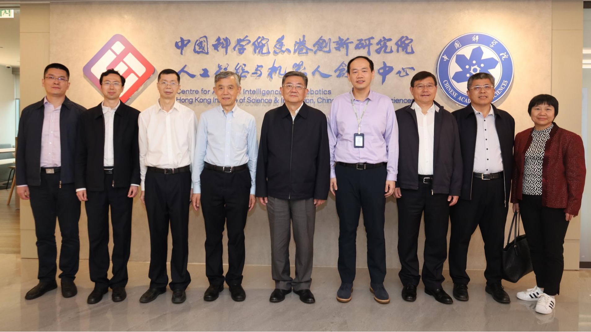 国务院参事室主任高雨一行来访中国科学院香港创新院AI中心