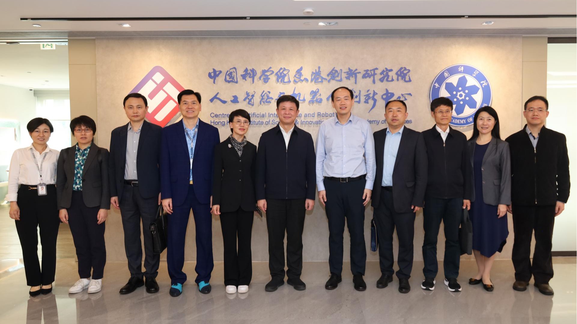 国家互联网信息办公室副主任王崧一行来访中国科学院香港创新院AI中心