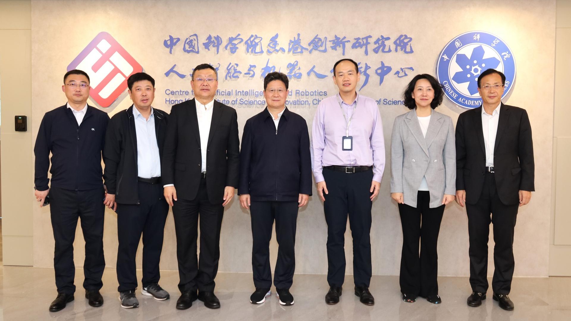 青岛市代表团访问中国科学院香港创新院AI中心