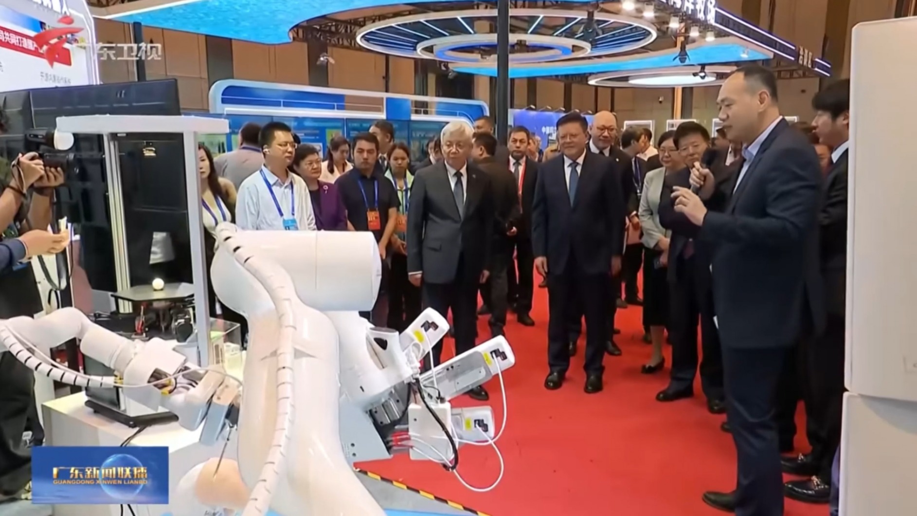 赋予医生“三头六臂”，CAIR具身智能手术机器人MicroNeuro惊艳亮相大湾区科学论坛